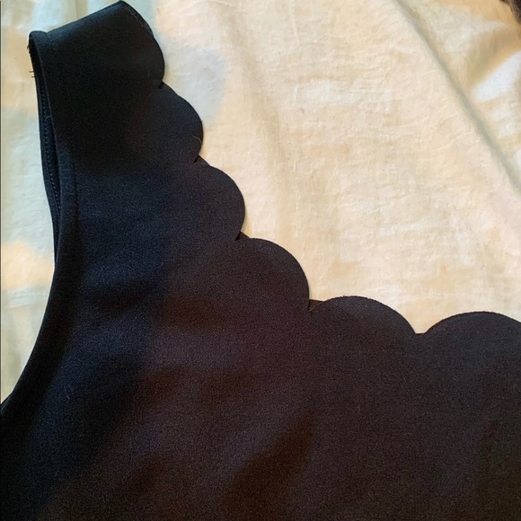 Black Scallop neck tank. (4xl) - Picture 3 of 5